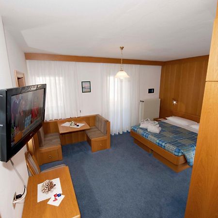 Hotel Ladina Campitello di Fassa Bagian luar foto