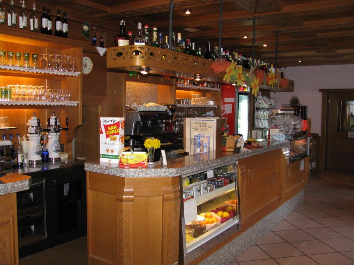 Hotel Ladina Campitello di Fassa Bagian luar foto