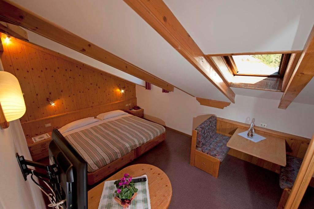 Hotel Ladina Campitello di Fassa Bagian luar foto