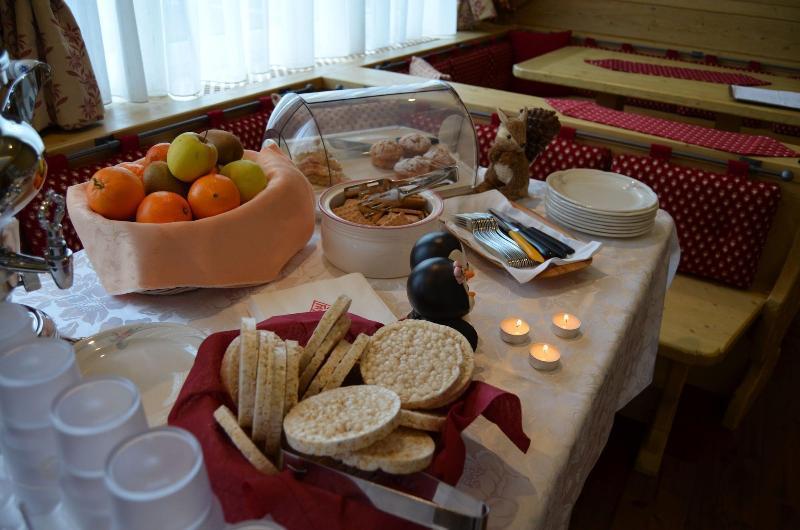 Hotel Ladina Campitello di Fassa Bagian luar foto