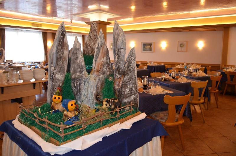 Hotel Ladina Campitello di Fassa Bagian luar foto