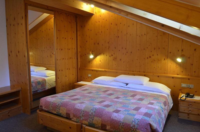 Hotel Ladina Campitello di Fassa Bagian luar foto