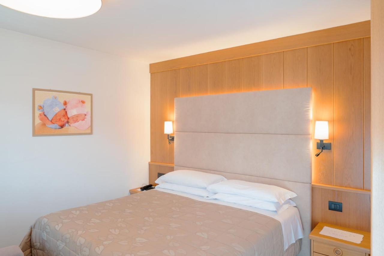 Hotel Ladina Campitello di Fassa Bagian luar foto