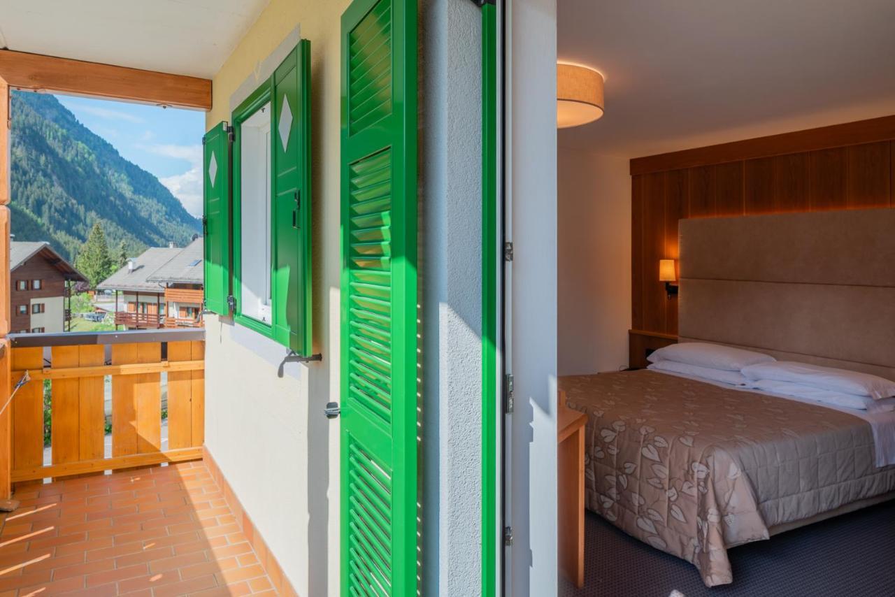 Hotel Ladina Campitello di Fassa Bagian luar foto