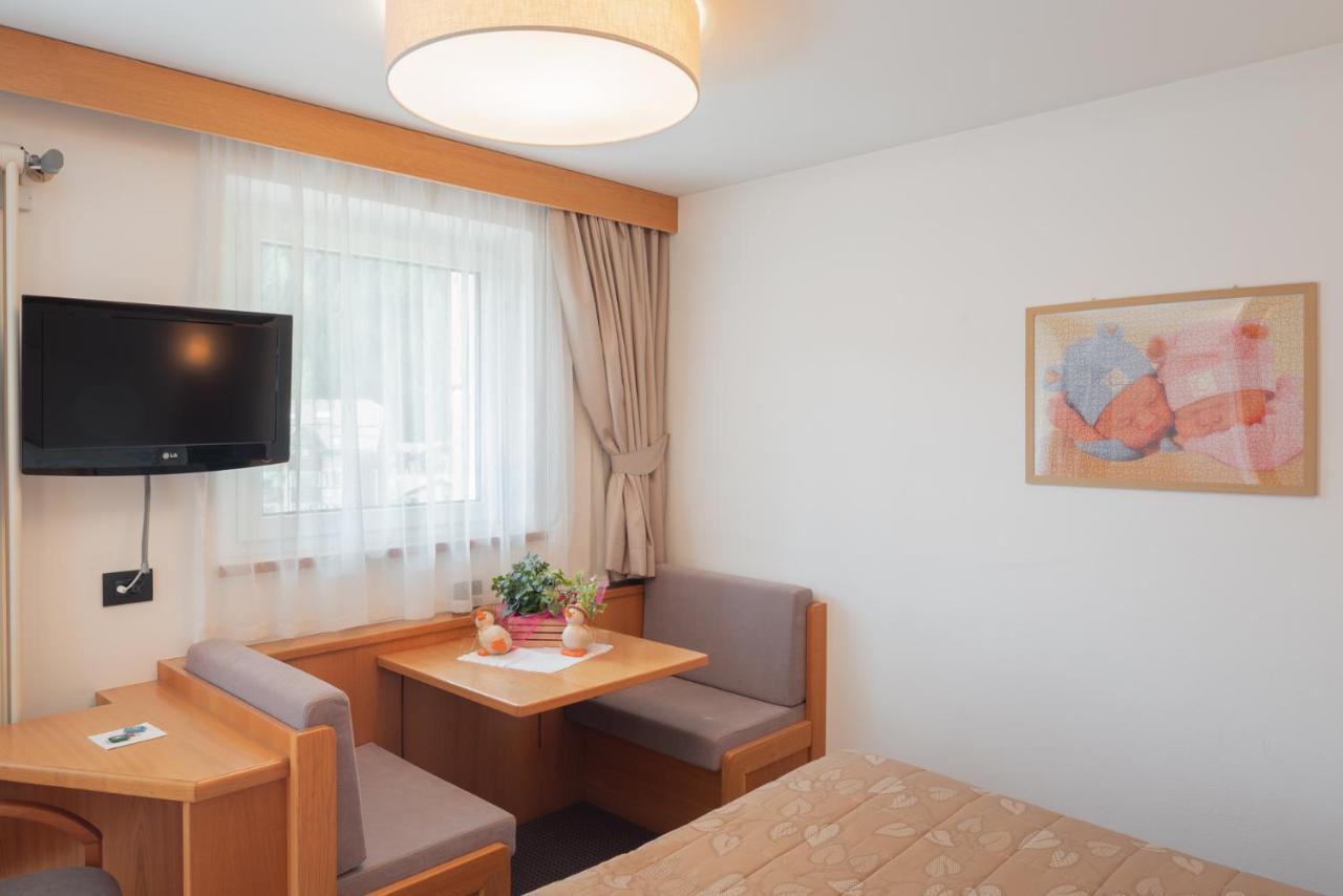 Hotel Ladina Campitello di Fassa Bagian luar foto