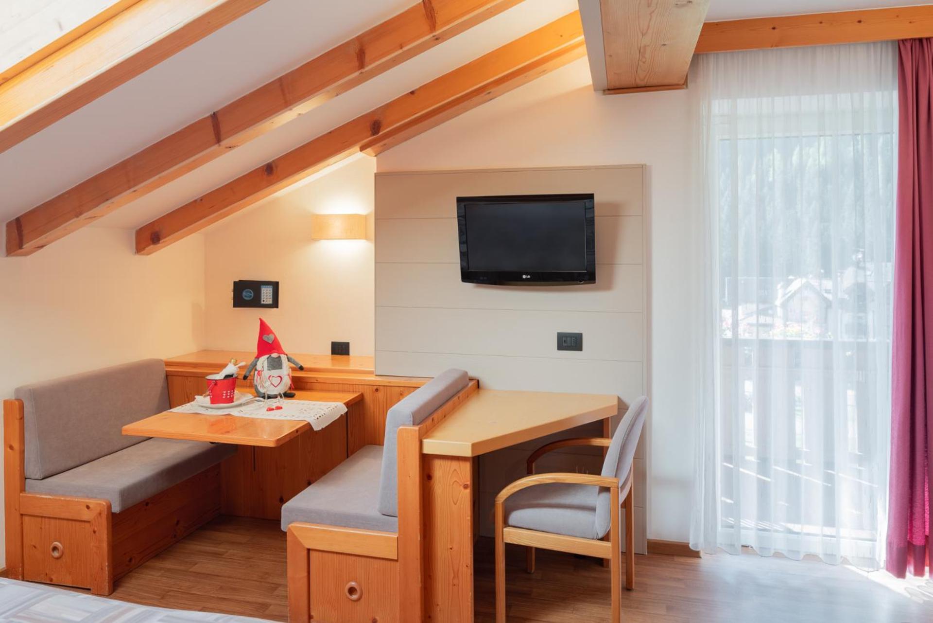 Hotel Ladina Campitello di Fassa Bagian luar foto