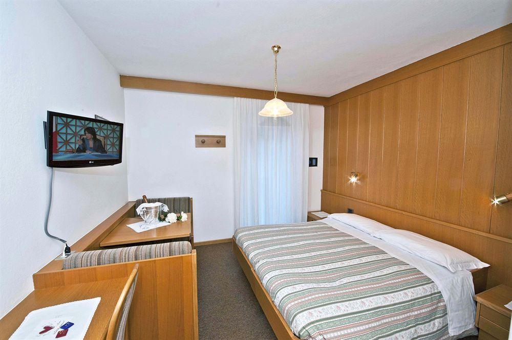 Hotel Ladina Campitello di Fassa Bagian luar foto
