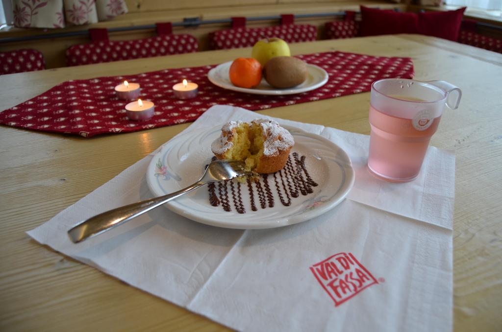 Hotel Ladina Campitello di Fassa Bagian luar foto