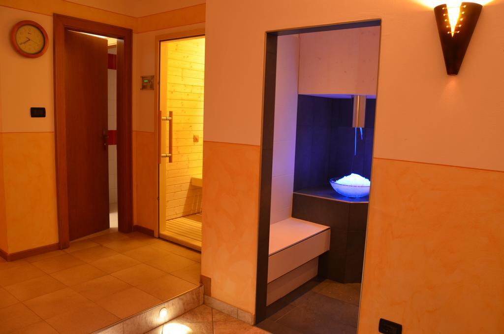 Hotel Ladina Campitello di Fassa Bagian luar foto