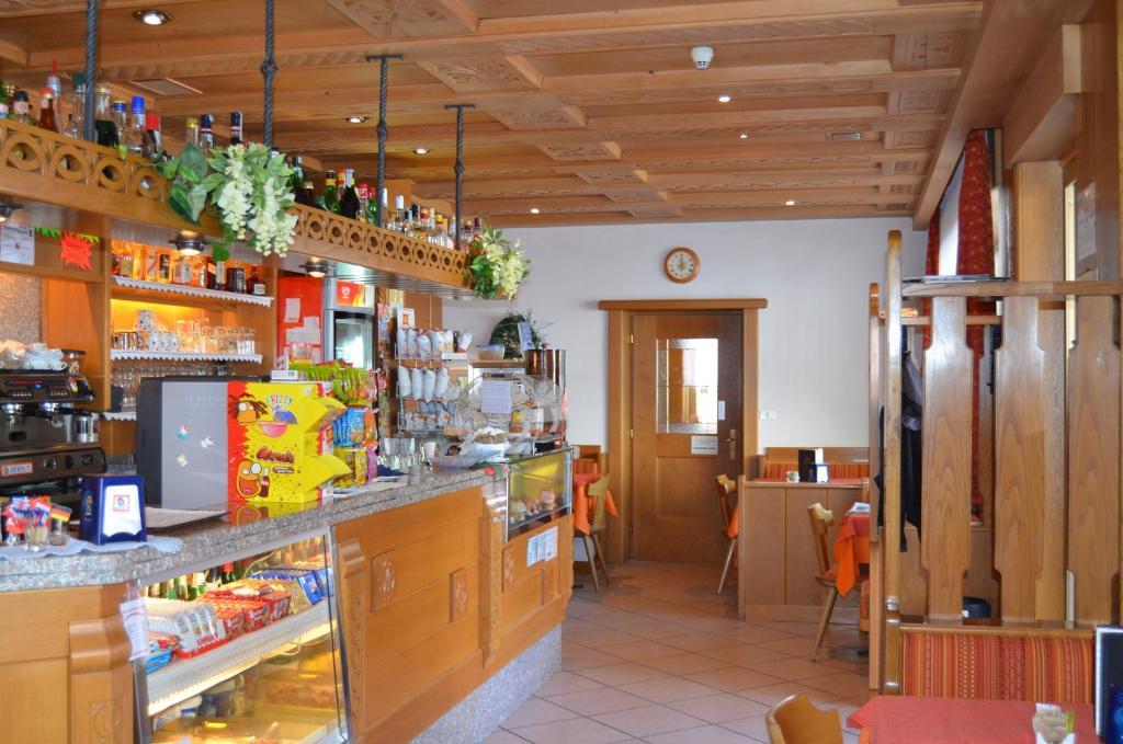 Hotel Ladina Campitello di Fassa Bagian luar foto