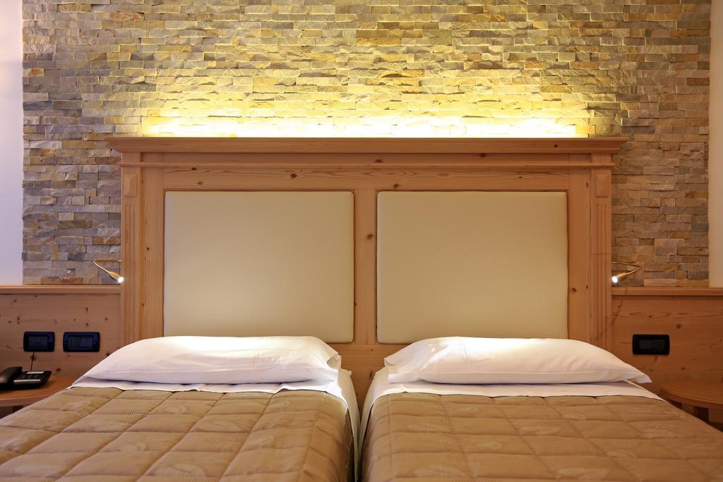 Hotel Ladina Campitello di Fassa Ruang foto