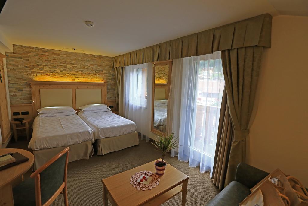 Hotel Ladina Campitello di Fassa Ruang foto