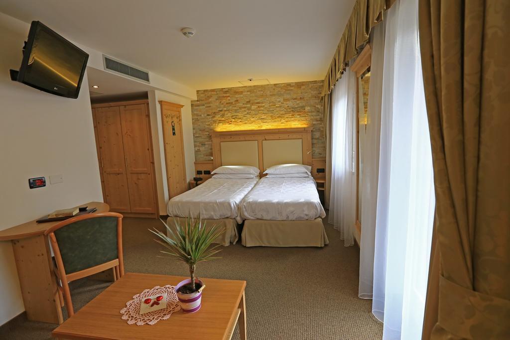 Hotel Ladina Campitello di Fassa Ruang foto
