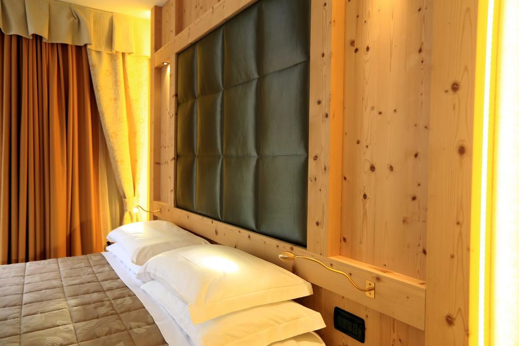 Hotel Ladina Campitello di Fassa Ruang foto