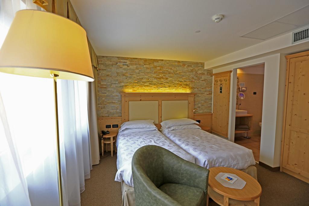 Hotel Ladina Campitello di Fassa Ruang foto