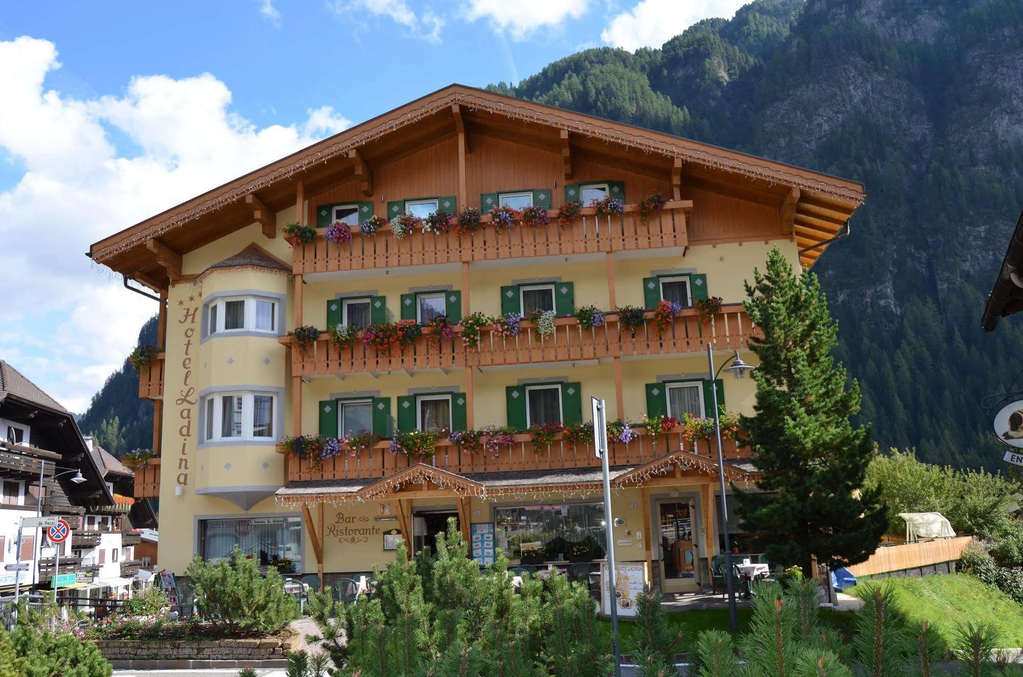 Hotel Ladina Campitello di Fassa Bagian luar foto